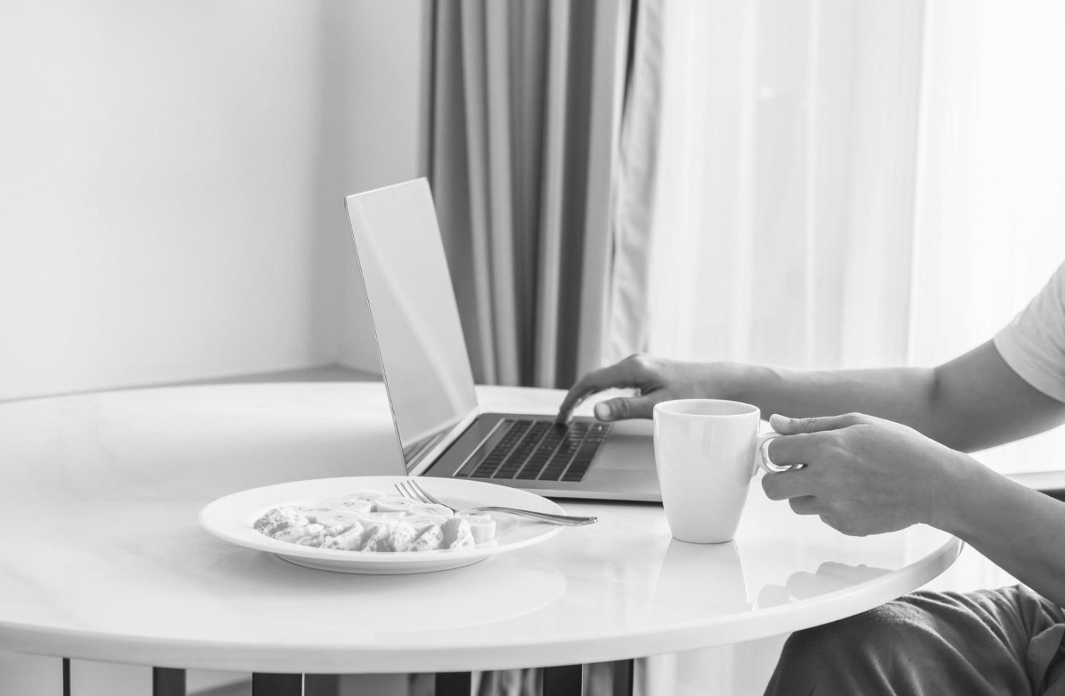 Profesional realizando análisis de desviaciones en entorno corporativo