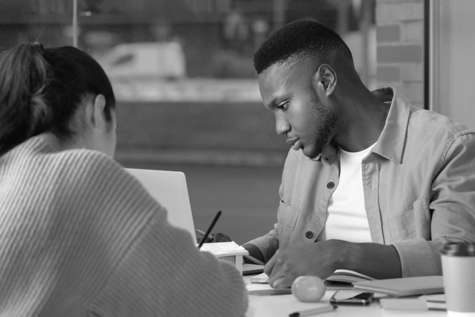 Sesión de formación financiera en entorno colaborativo profesional